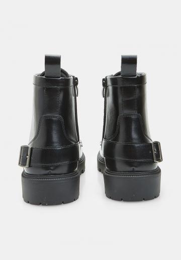 Ботинки на шнуровке