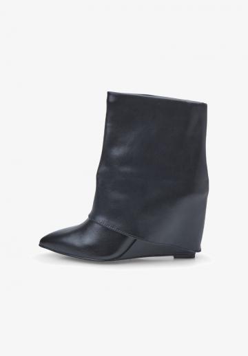 Сапожки на танкетке