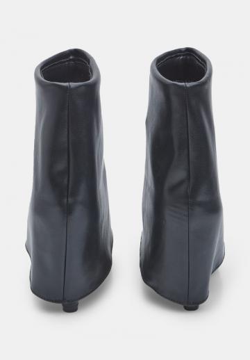 Сапожки на танкетке