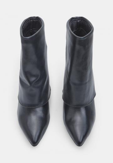 Сапожки на танкетке