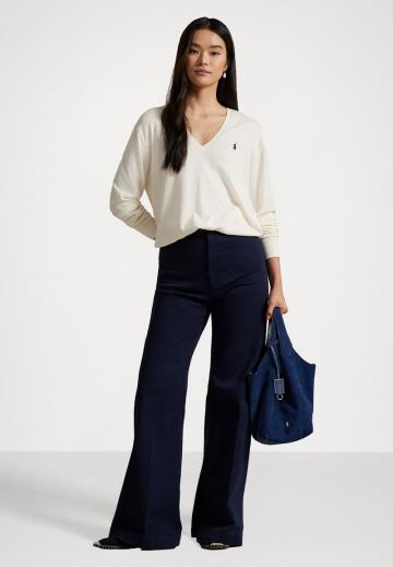 Пуловер с вырезом V