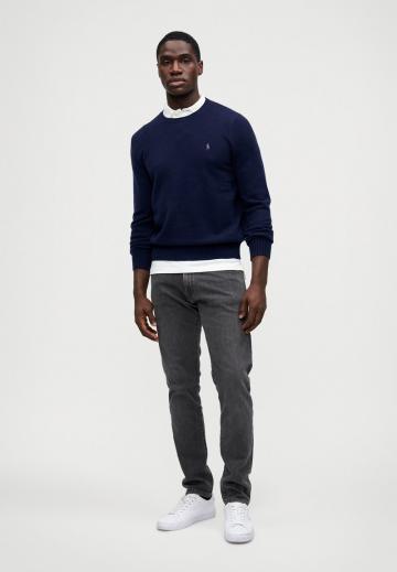 Узкие джинсы