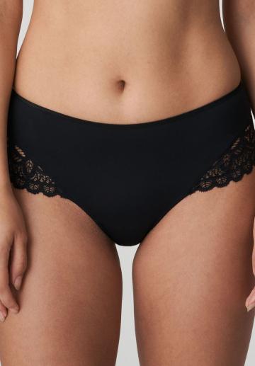 Трусы на бедрах