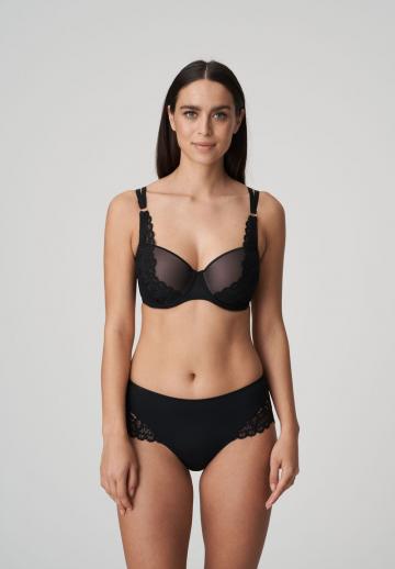 Трусы на бедрах