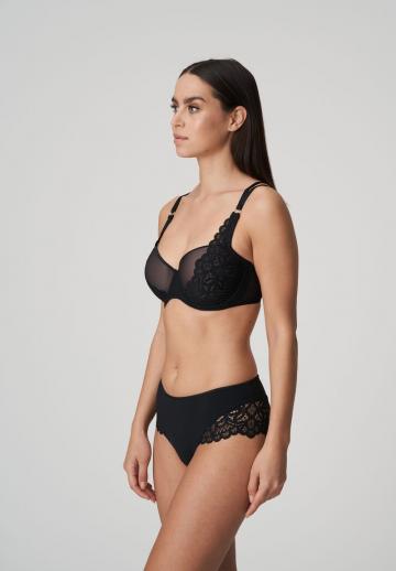 Трусы на бедрах