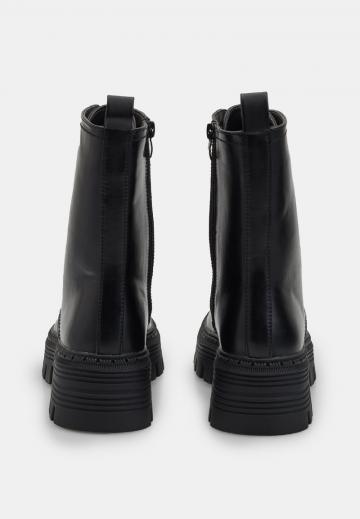 Ботинки на шнуровке