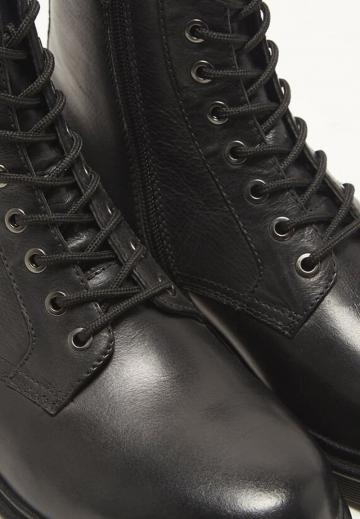 Ботинки на шнуровке