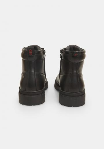 Ботинки на шнуровке