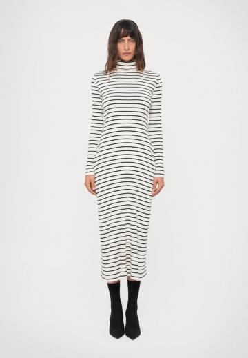 Вязаное платье