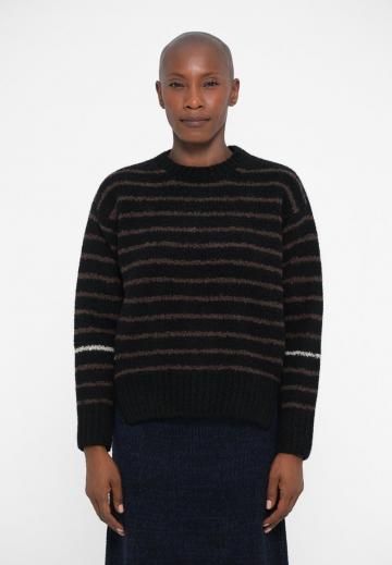 Пуловер в полоску