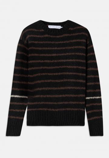 Пуловер в полоску