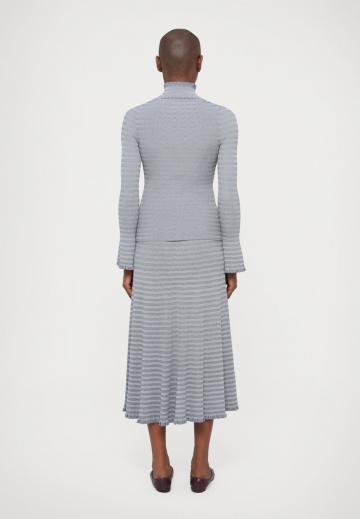 Пуловер в полоску