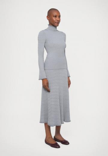 Пуловер в полоску