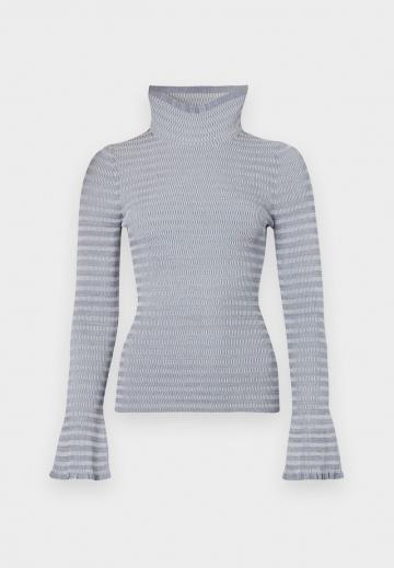 Пуловер в полоску