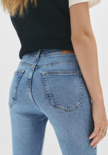 Клешеные джинсы