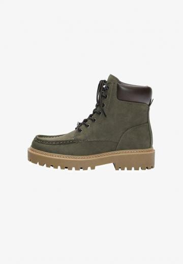 Ботинки на шнуровке