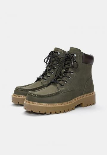 Ботинки на шнуровке