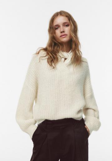 Пуловер с вырезом V