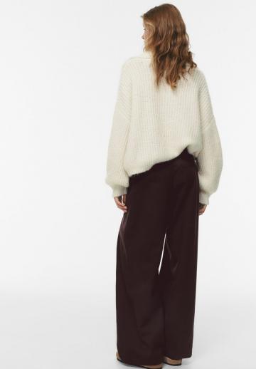 Пуловер с вырезом V