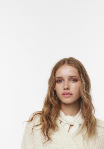 Пуловер с вырезом V