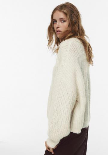 Пуловер с вырезом V