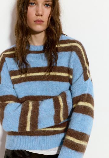 Пуловер в полоску
