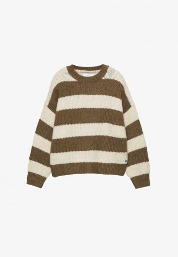 Пуловер в полоску