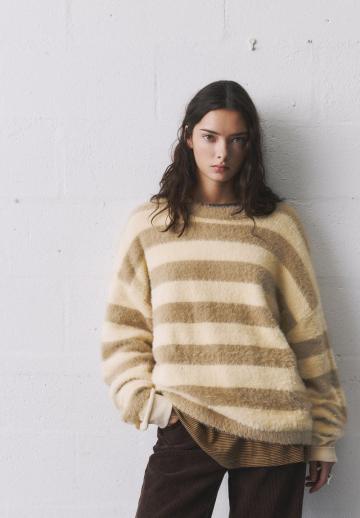 Пуловер в полоску