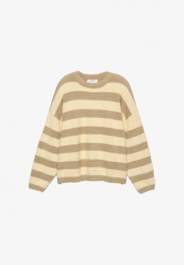 Пуловер в полоску