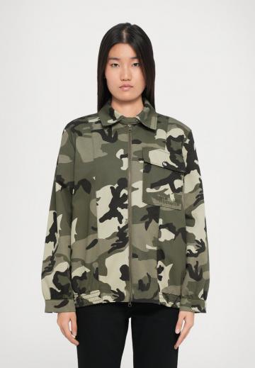 Куртка с накладнымит карманами