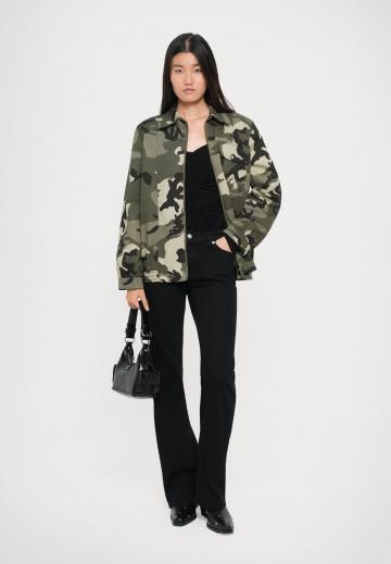 Куртка с накладнымит карманами