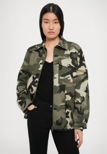 Куртка с накладнымит карманами