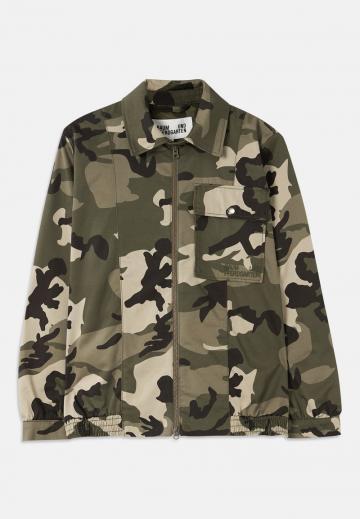 Куртка с накладнымит карманами