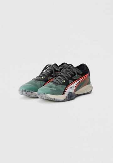 Кроссовки для зала