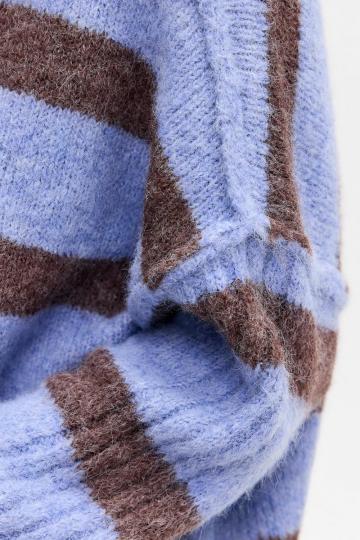 Пуловер в полоску