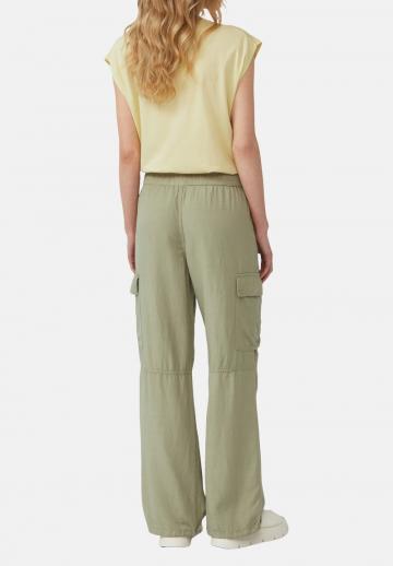 Брюки с накладными карманами