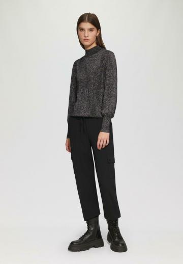 Брюки с накладными карманами