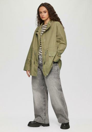 Куртка с накладнымит карманами