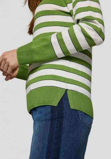 Пуловер в полоску