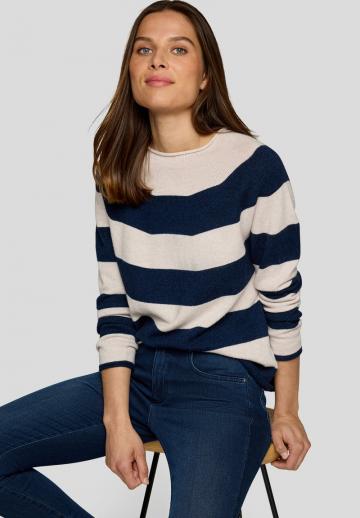 Пуловер в полоску