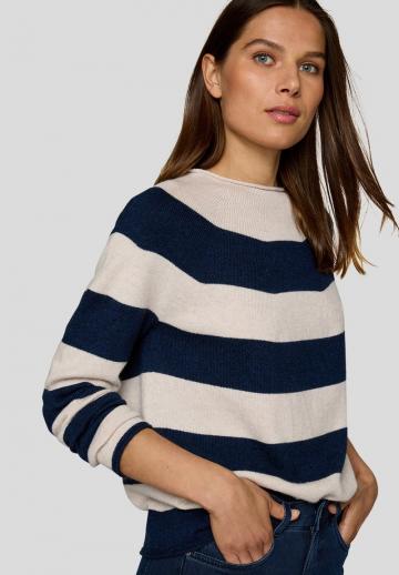 Пуловер в полоску