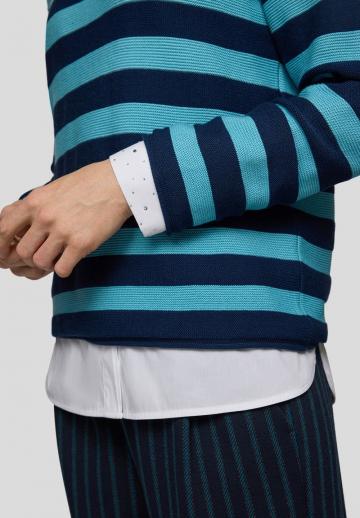 Пуловер в полоску