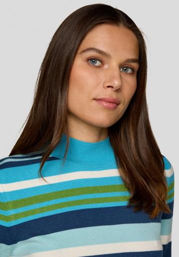 Пуловер в полоску