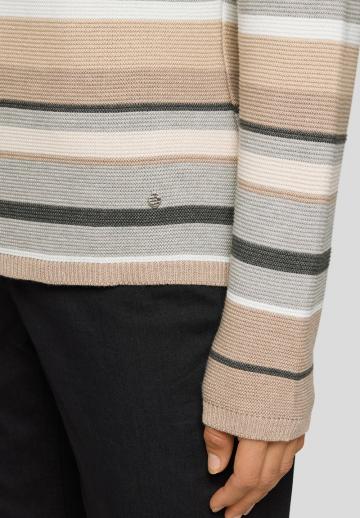 Пуловер в полоску