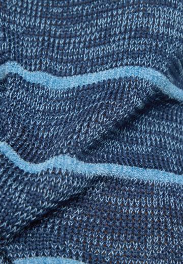 Пуловер в полоску