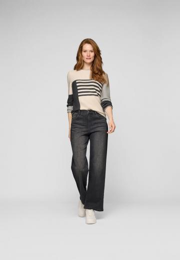 Пуловер в полоску