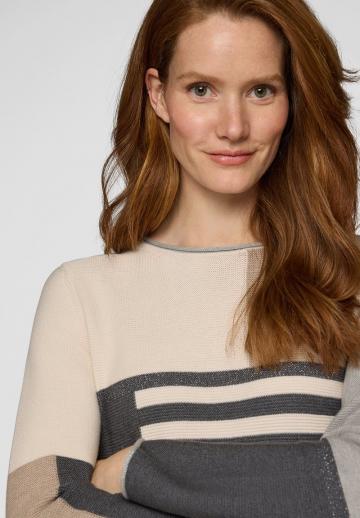 Пуловер в полоску