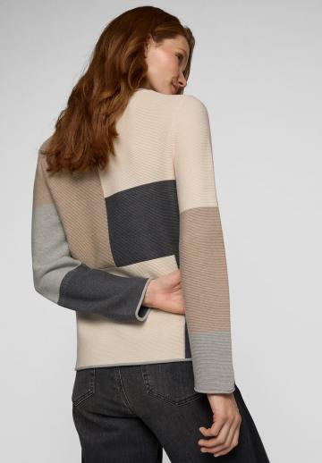 Пуловер в полоску