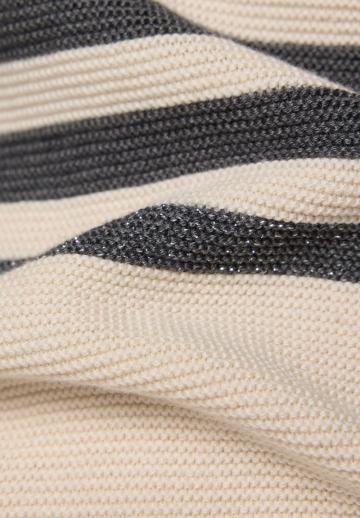 Пуловер в полоску