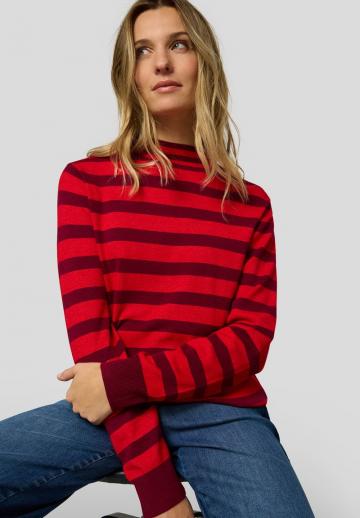 Пуловер в полоску